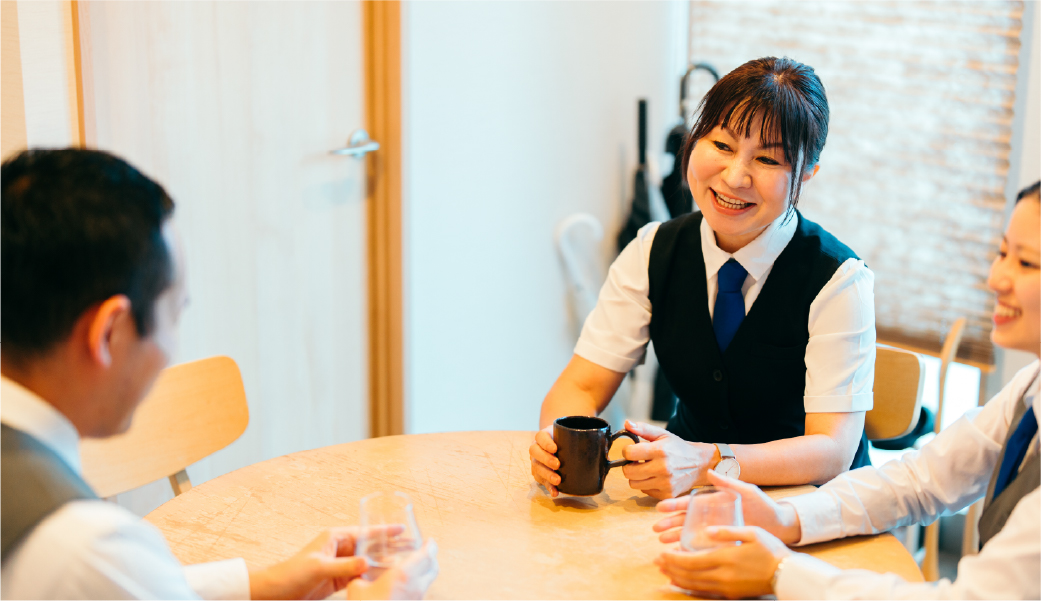 雑談する社員の様子